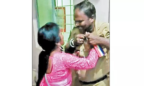 விசாரணைக்கு சென்ற போலீஸ் ஏட்டு கையை கடித்த பெண்