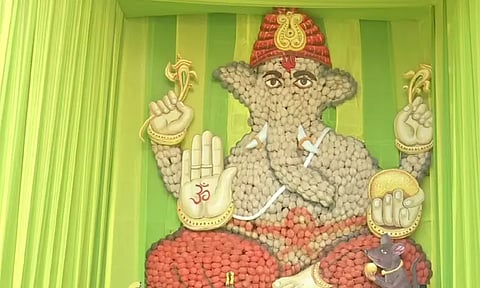 ஐதராபாத்தில் 17,000 தேங்காய்களை பயன்படுத்தி உருவாக்கப்பட்டுள்ள விநாயகர் சிலை!