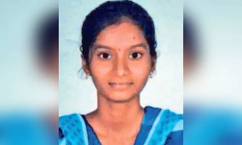 பூந்தமல்லி அருகே லாரி சக்கரத்தில் சிக்கி மருத்துவ கல்லூரி மாணவி பலி