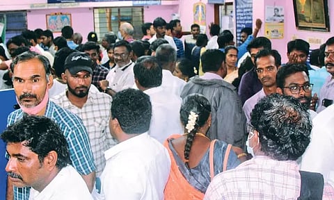 திருவள்ளூர் சார் பதிவாளர் அலுவலகத்தில் சர்வர் பழுது - பத்திரப்பதிவுக்கு வந்தவர்கள் அவதி