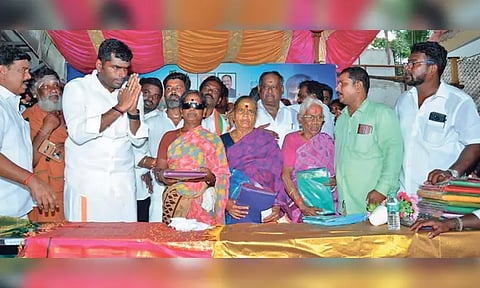 பா.ஜ.க. சார்பில் நலத்திட்ட உதவிகள் - அண்ணாமலை வழங்கினார்