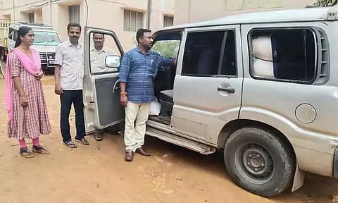 காரில் கடத்திய 2 டன் ரேஷன் அரிசி பறிமுதல்