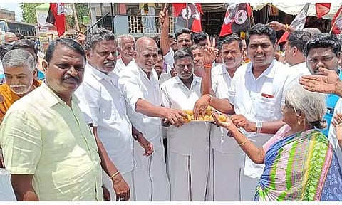 அ.தி.மு.க.வினர் பட்டாசு வெடித்து இனிப்பு வழங்கினர்