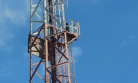 கிணற்றை மீட்க கோரி செல்போன் டவர் மீது ஏறி போராட்டம் நடத்தி வாலிபரால் பரபரப்பு