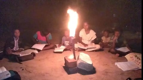 தீப்பந்தம் வெளிச்சத்தில் வசிக்கும் கிராம மக்கள்