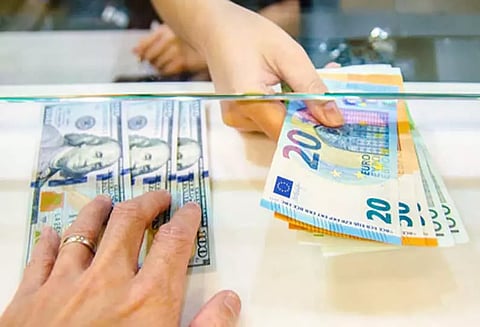 மங்களூரு விமான நிலையத்தில் ரூ.5¾ லட்சம் வெளிநாட்டு பணம் சிக்கியது; கேரளாவை சேர்ந்தவர் கைது