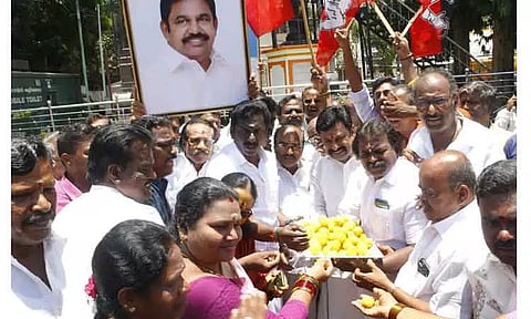 வேலூர் மாநகர் மாவட்ட அ.தி.மு.க.வினர் பட்டாசு வெடித்து கொண்டாட்டம்