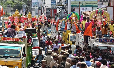 விழுப்புரத்தில் விநாயகர் சிலைகள் ஊர்வலம் பலத்த போலீஸ் பாதுகாப்புடன் நடைபெற்றது