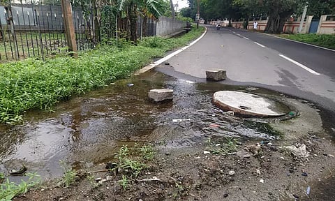 பொள்ளாச்சியில் ஆள்இறங்கு குழியில் இருந்து வெளியேறும் கழிவுநீர் வாகன ஓட்டிகள் அவதி