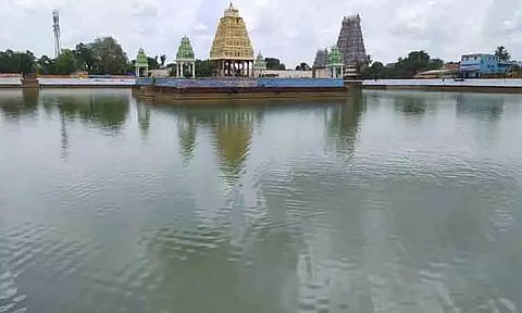 தொடர் மழையால் நிரம்பும் தெப்பக்குளம்