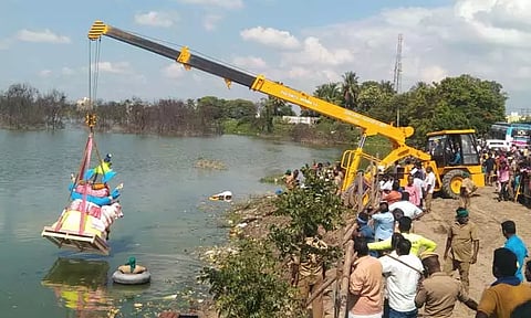 சின்னசேலம் ஏரியில் பொக்லைன் எந்திரம் மூலம் விநாயகர் சிலை கரைப்பு