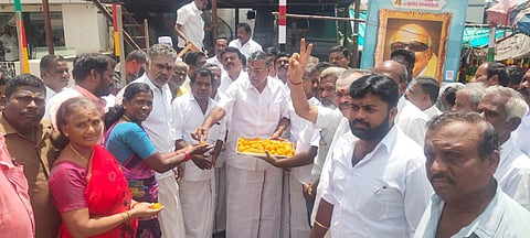 அ.தி.மு.க.வினர் பட்டாசு வெடித்து கொண்டாட்டம்