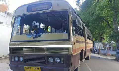 டவுன் பஸ் மீது கல்வீசி கண்ணாடி உடைப்பு