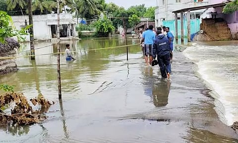 சாலையை மூழ்கடித்து செல்லும் தண்ணீர்