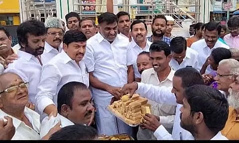 முன்னாள் அமைச்சர் கே.சி.வீரமணி இனிப்பு வழங்கினார்