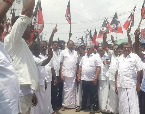 ஐகோர்ட்டு தீர்ப்புக்கு வரவேற்பு: அ.தி.மு.க.வினர் இனிப்பு வழங்கி கொண்டாட்டம் பள்ளிபாளையத்தில் முன்னாள் அமைச்சர் தங்கமணி பங்கேற்பு