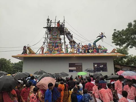 கொட்டும் மழையில் மகா சக்தி மாரியம்மன் கோவில் கும்பாபிஷேகம்
