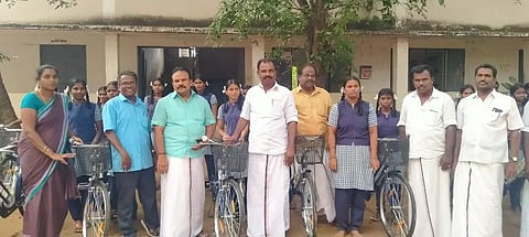 மாணவர்களுக்கு சைக்கிள் வழங்கும் நிகழ்ச்சி