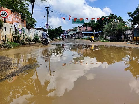 தேங்கி நிற்கும் மழைநீர்
