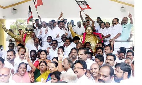 எடப்பாடி பழனிசாமிக்கு ஆதரவாக ஐகோர்ட்டு தீர்ப்பு: அ.தி.மு.க.வினர் பட்டாசு வெடித்து கொண்டாட்டம்