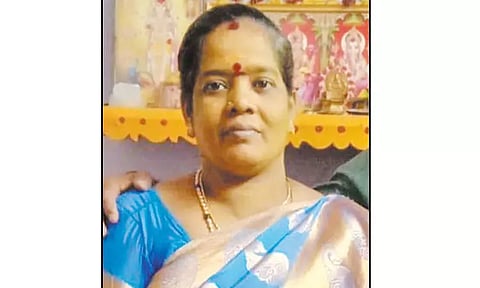 தேங்கி நின்ற மழைநீரில் மின்கசிவு: நடந்து சென்ற பெண் மின்சாரம் தாக்கி சாவு