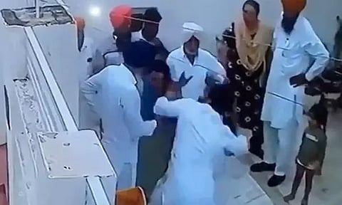 ஆம் ஆத்மி பெண் எம்.எல்.ஏ.வை அறைந்த கணவர்; சமூக வலைத்தளத்தில் வீடியோ வைரல்