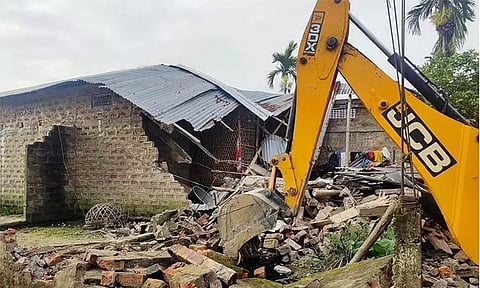 அசாம்: அரசு நிலத்தில் சட்டவிரோதமாக குடியேறிய சுமார் 300 குடும்பங்கள், ஆக்கிரமிப்புகள் பலத்த போலீஸ் பாதுகாப்புடன் அகற்றம்!