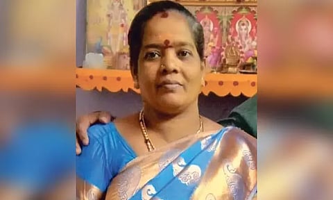 தேங்கி நின்ற மழைநீரில் மின்கசிவு நடந்து சென்ற பெண் மின்சாரம் தாக்கி சாவு