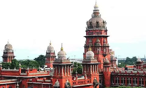 அதிகாரிகளுக்கு தெரியாமல் ஆக்கிரமிப்புக்கு வாய்ப்பில்லை - சென்னை ஐகோர்ட்டு