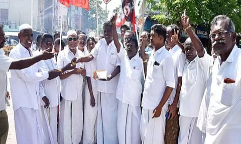 அ.தி.மு.க.வினர் பட்டாசு வெடித்து கொண்டாட்டம்