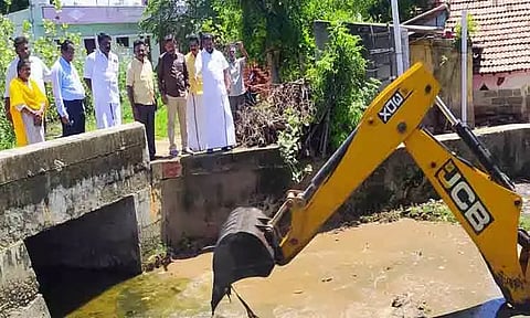 கால்வாய் தூர்வாரும் பணி தீவிரம்