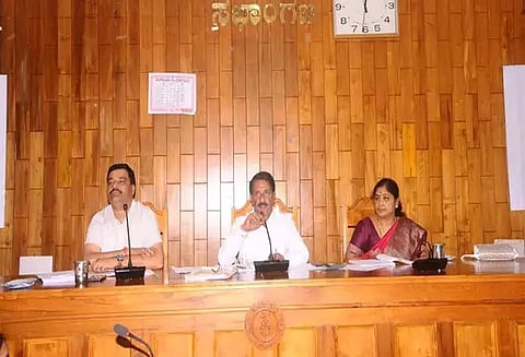 அனுமதி இல்லாமல் திட்டங்கள் நிறைவேற்றம் சிக்கமகளூரு நகரசபையில் எதிர்க்கட்சிகள் அமளி