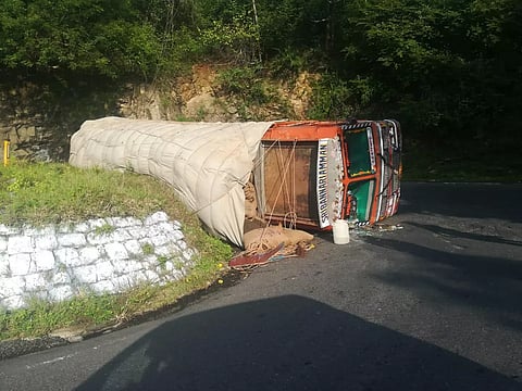 திம்பம் மலைப்பாதையில் லாரி கவிழ்ந்து விபத்து 4 மணி நேரம் போக்குவரத்து பாதிப்பு