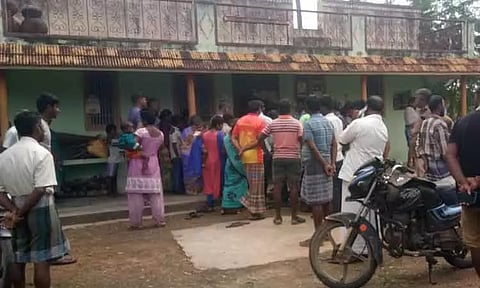 மூதாட்டியை கல்லால் தாக்கி 15 பவுன் நகை, ரூ.1 லட்சம் கொள்ளை கை, கால்களை கட்டி நிலத்தில் போட்டுவிட்டு சென்றனர்