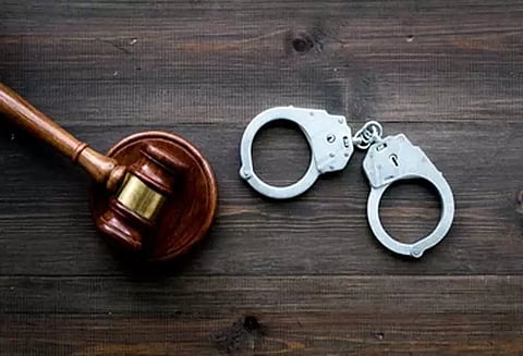 கத்தியால் குத்தி வாலிபர் கொலை; ஒருவர் படுகாயம்-5 பேர் கைது