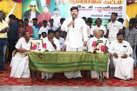 அ.தி.மு.க.வின் சின்னமும், கொடியும் முடக்க வாய்ப்பு