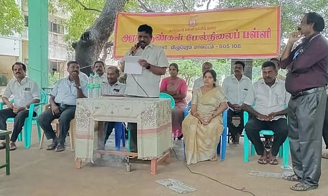 அரசு பள்ளிக்கு இருக்கைகள்