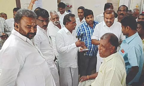 தீர்த்தம் எடுக்கச் சென்ற பக்தர்களை தேனீக்கள் விரட்டி விரட்டி கொட்டியது