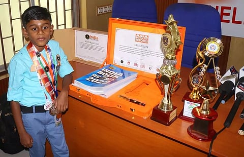 மாணவர் சாதனை