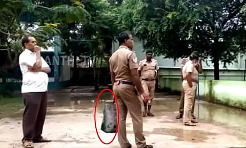 பள்ளி கழிவறையில் குழந்தை பெற்றெடுத்த மாணவி - பெற்றோர், ஆசிரியர்கள் அதிர்ச்சி...!