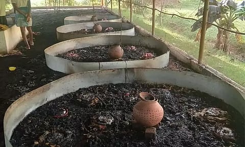 அரூர் அருகே கோழி பண்ணையில் தீ விபத்து - ரூ.5 லட்சம் மதிப்பிலான பொருட்கள் எரிந்து சேதம்