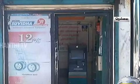 ஏடிஎம்-யில் பணம் வராத ஆத்திரம்... கண்ணாடியை அடித்து நொறுக்கிய ஆட்டோ ஓட்டுநர்