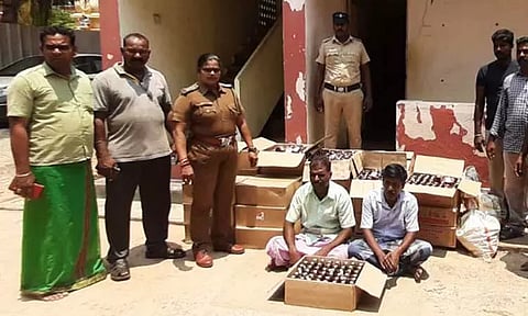 குள்ளஞ்சாவடி அருகே வீட்டில் பதுக்கி வைத்திருந்த ரூ.2½ லட்சம் மதுபாட்டில்கள் பறிமுதல் 2 பேர் கைது