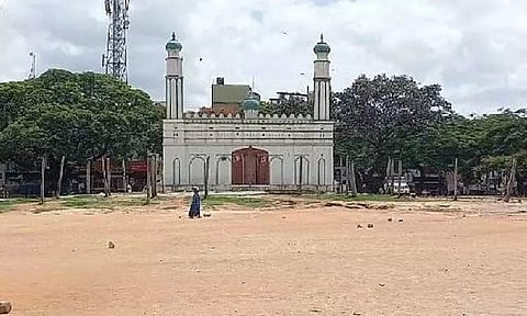 பெங்களூரு சாம்ராஜ்பேட்டையில் உள்ள ஈத்கா மைதானம் அருகே விநாயகர் சதுர்த்தி கொண்டாட முயற்சி; போலீசார் தடுத்து நிறுத்தியதால் இந்து அமைப்பினர் வாக்குவாதம்