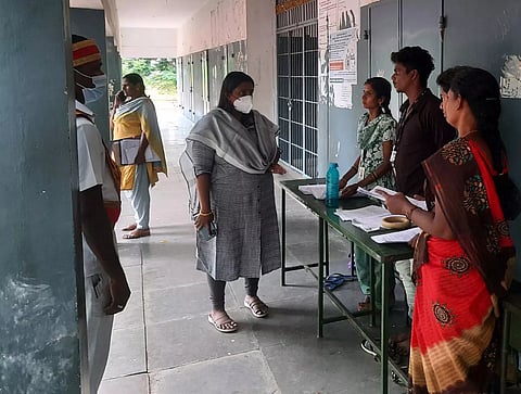 வாக்காளர் பட்டியலுடன் ஆதார் எண்ணை இணைக்க 1,627 இடங்களில் சிறப்பு முகாம் நாமக்கல்லில் கலெக்டர் ஆய்வு