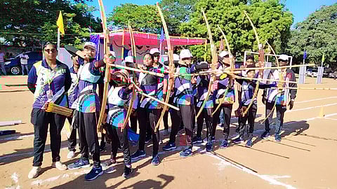 3 மணி நேரத்தில் இலக்கை நோக்கி 2022 அம்புகளை எய்த மாணவர்கள்