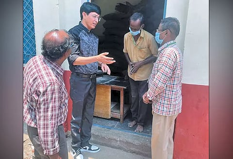 ரேஷன் கடையில் ஜெ.ராதாகிருஷ்ணன் ஆய்வு