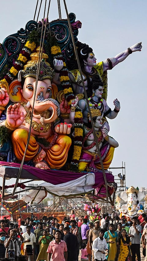 விநாயகர் சதுர்த்தி: இந்து மத கடவுள் விநாயகர் சிலை கடலில் கரைப்பு