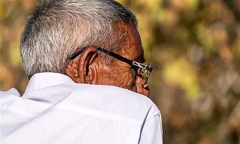 'இறந்தவர்' என்று அரசு ஆவணங்களில் அறிவிக்கப்பட்டவர் உயிருடன் இருப்பதை நிரூபிக்க போராடும் முதியவர்