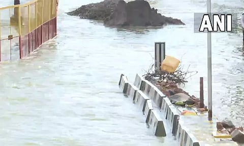 பெங்களூருவில் 8 ஆண்டுகளுக்கு பிறகு அதிகப்பட்ச மழைப்பொழிவு; வெள்ளக்காடாக காட்சி அளிக்கும் சாலைகள்